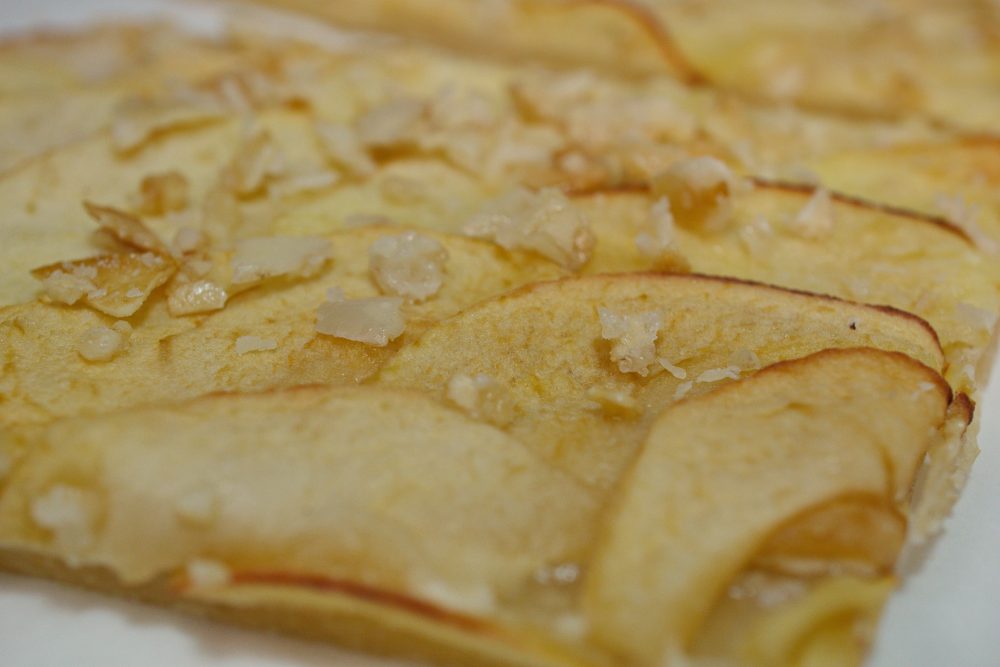 Apfel Flammkuchen mit Mandel-Crunch