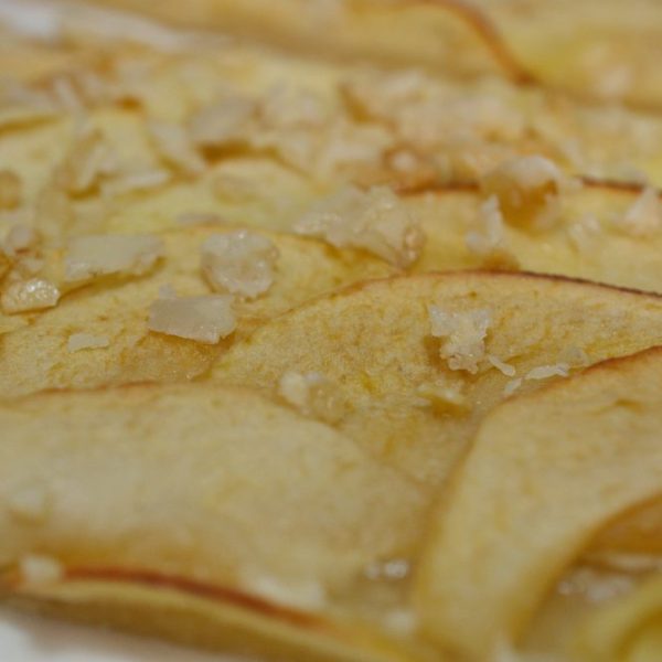 Apfel Flammkuchen mit Mandel-Crunch
