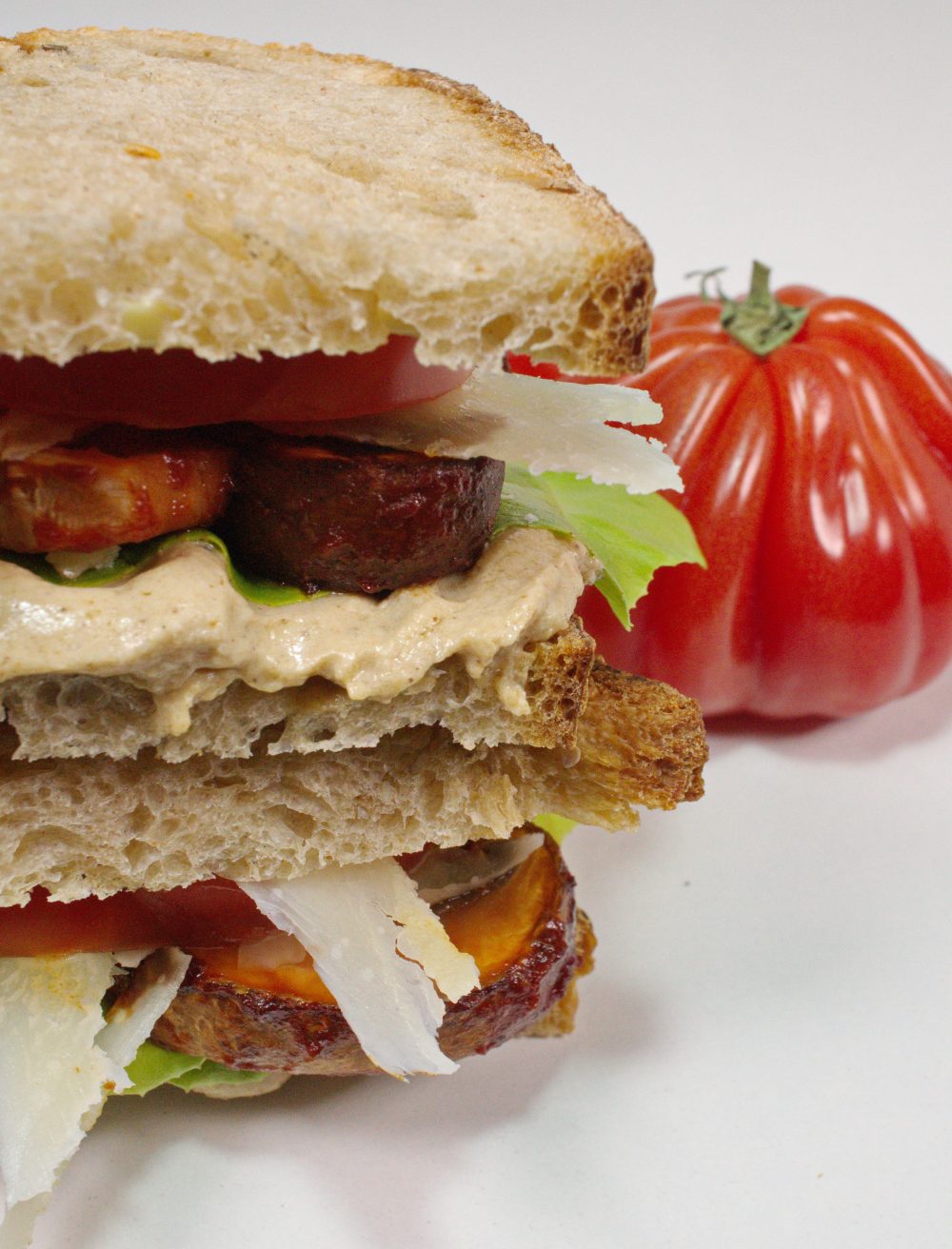 Veggie Sandwich: Tomate – Hummus – Champignons