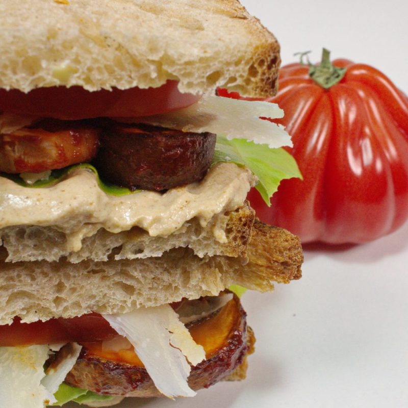 Veggie Sandwich: Tomate – Hummus – Champignons